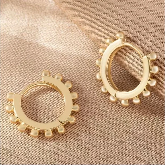 Tiny gold detail huggie hoops 18k gold plated ✨ - Picture 1 of 3